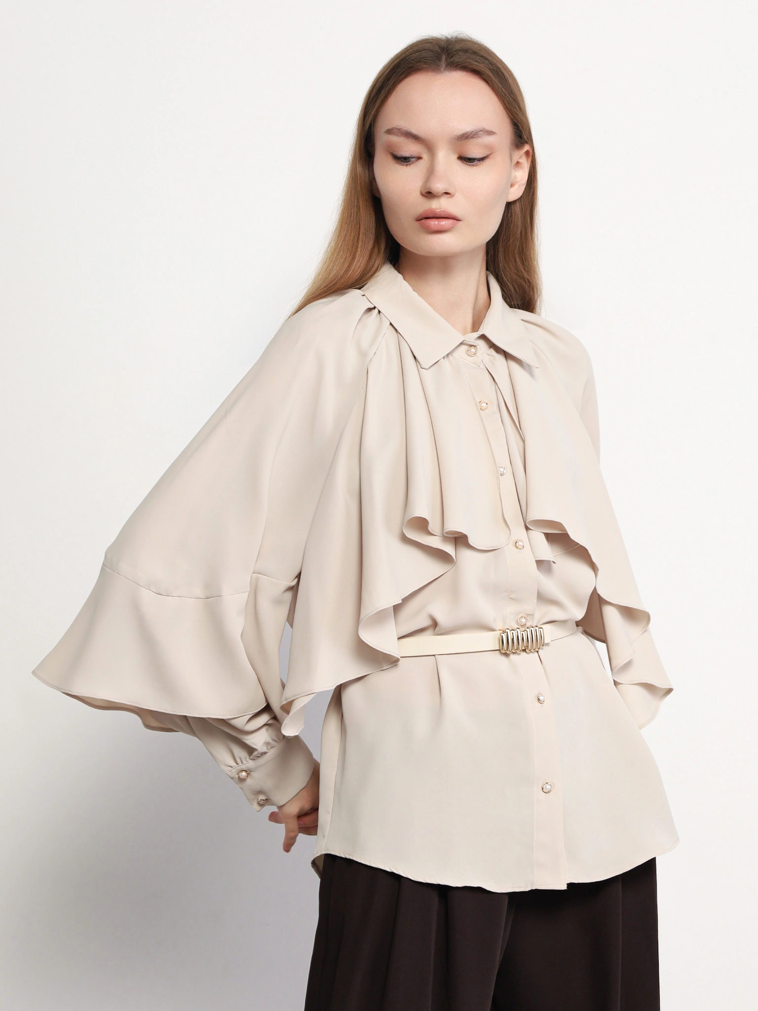 Блуза бежевого цвета с рюшами